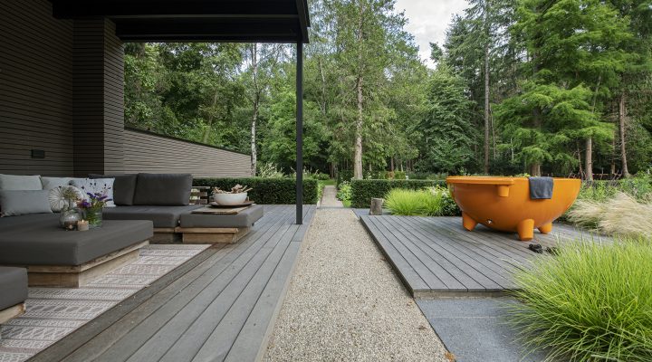 ontwerp natuurlijke tuin met jacuzzi op het terras