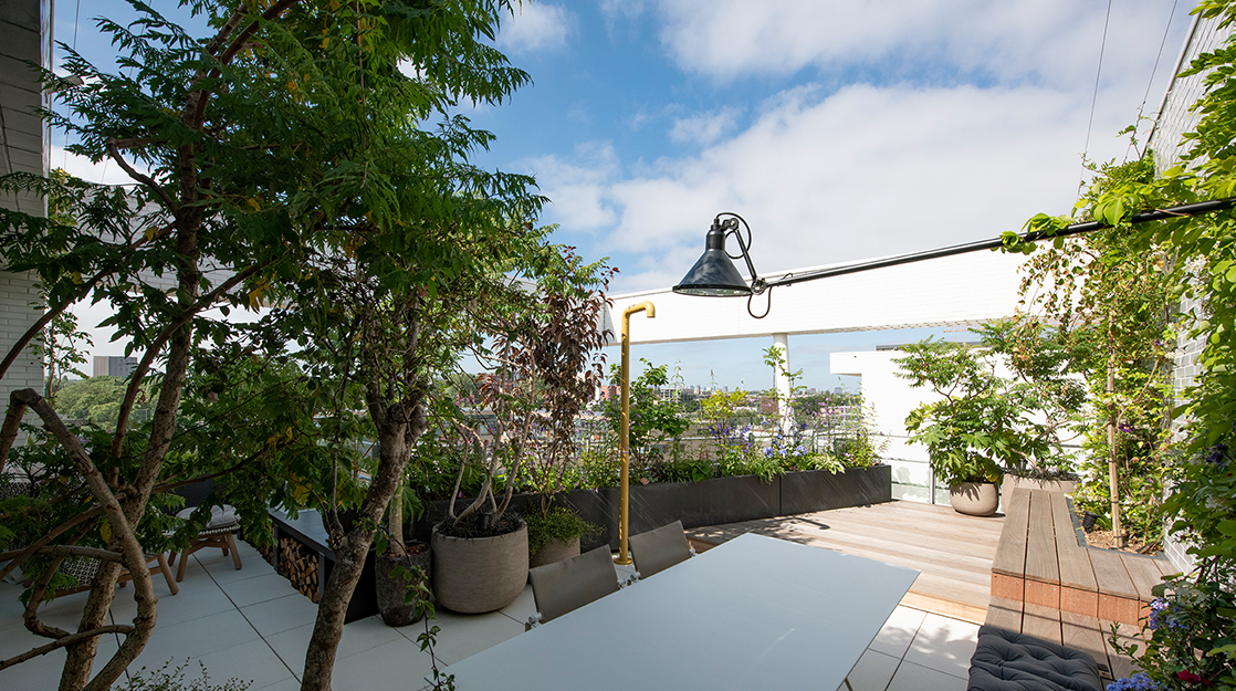 Dakterras met eettafel en bankje